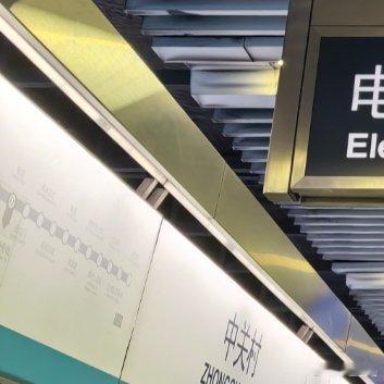 地铁里的陌生人早高峰的地铁挤得像沙丁鱼罐头，你和无数陌生人紧紧贴着，能闻到彼此身