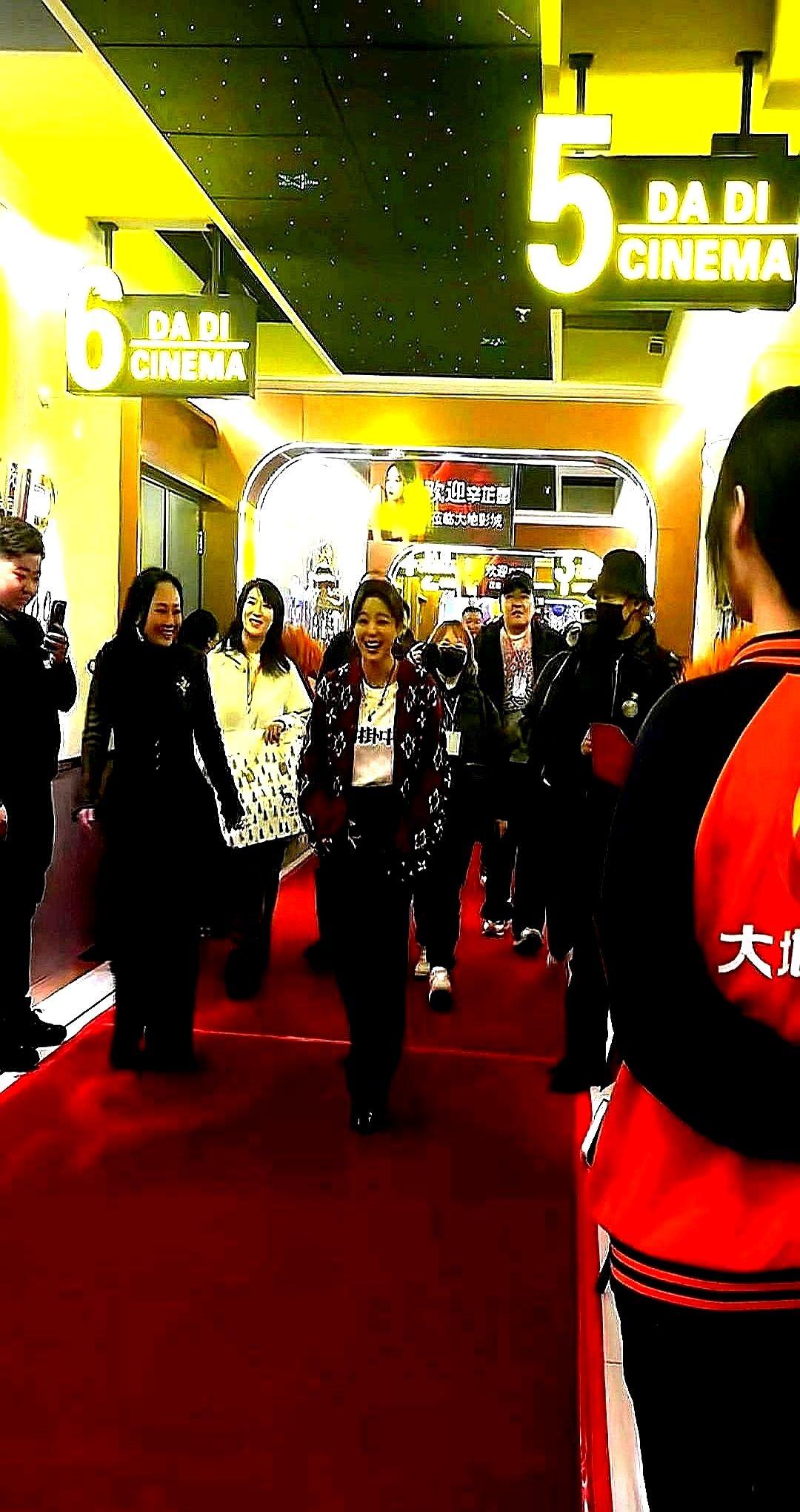 明星的人设，现在是越土越吃香了。

辛芷蕾回鹤岗这事儿，就是个活生生的例子。没封