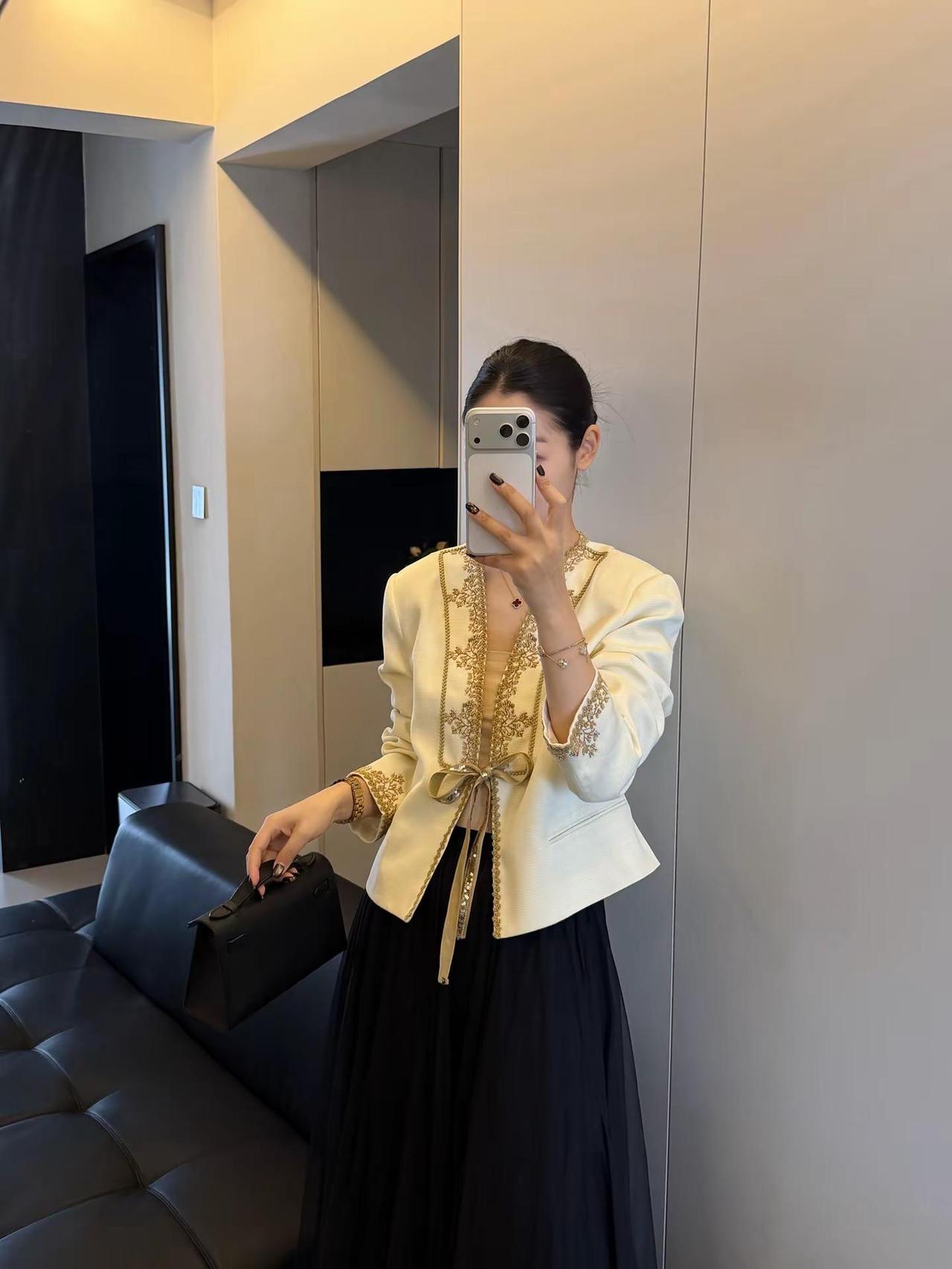 “人与人之间，大概只有刚认识的时候最好，热情又虚伪，新鲜又浪漫。但时间告诉我们，