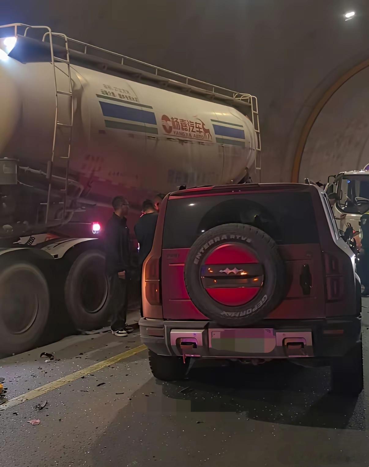 豹5VS东风大货车，安全是最大的豪华，这句话在这一刻具象化。从双方“战损”来看，