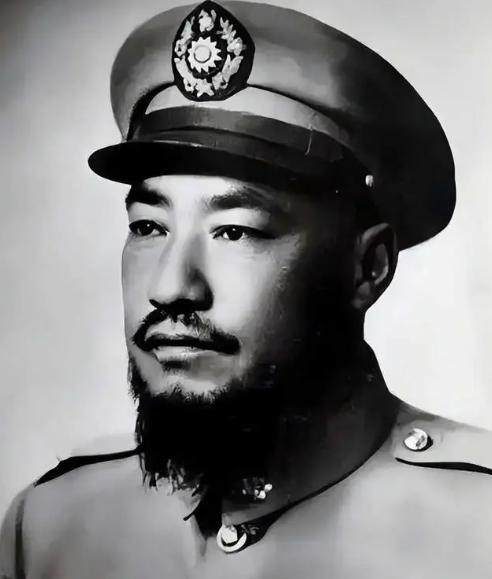 1961年，如花似玉的马月兰被迫嫁给了亲伯父马步芳，岂料没过多久，马步芳竟把主意