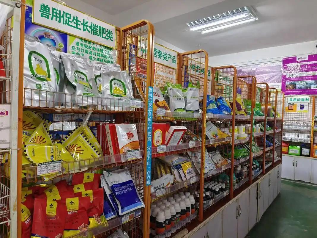 “买兽药从没用过处方笺，剂量以见效为准。”
 
央视记者面前，养殖户说得轻描淡写