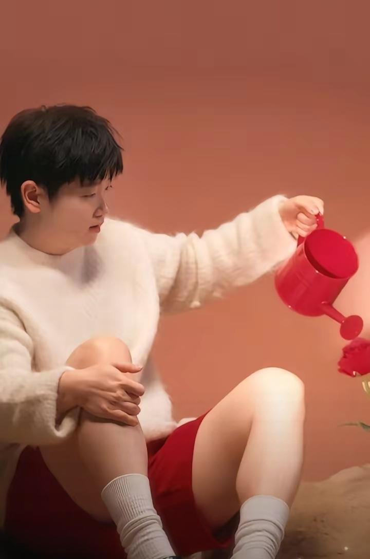 可爱的孙颖莎给红色玫瑰花浇水的画面太美了！她打扮得也可爱到犯规了！她穿着白色羊毛