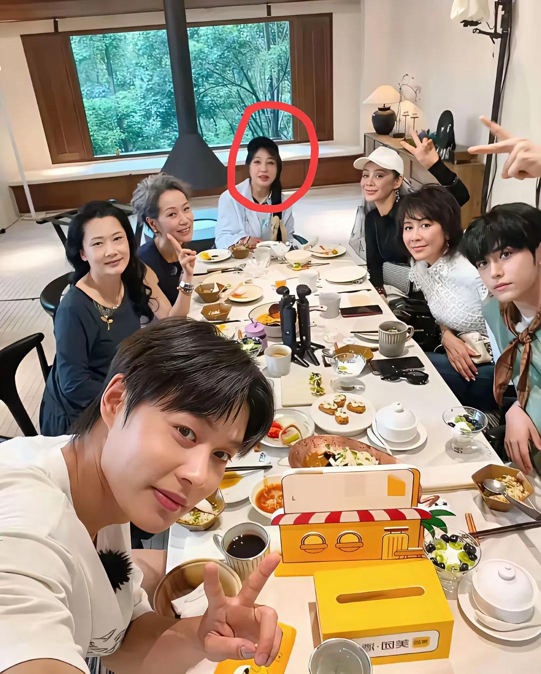 她曾经说过她身上没有一块骨头是软的，难怪跟这么多大咖坐在一起能坐在C位呢。​​​