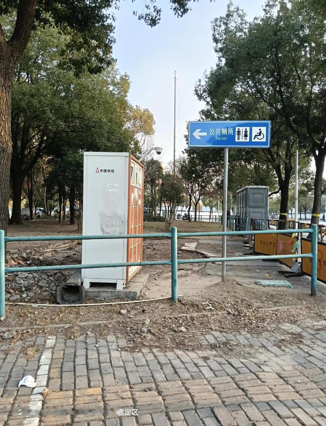 我惊讶厕所咋不见了。原来，金耀路鹤霞路公厕维修改造，暂时用临时公厕。