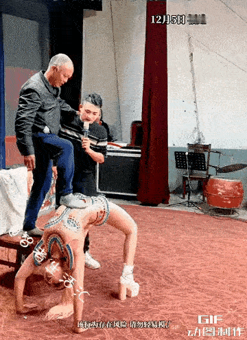 这种表演本身就是很危险的，看着这个女子被踩成这个样子，让人心生悲悯，不忍直视，这