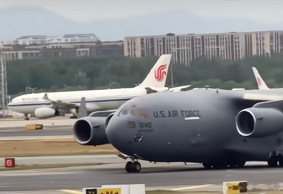 这两天美国空军已经派了三架 C17运输机往北京上海运送特朗普访华物资了，白宫也早