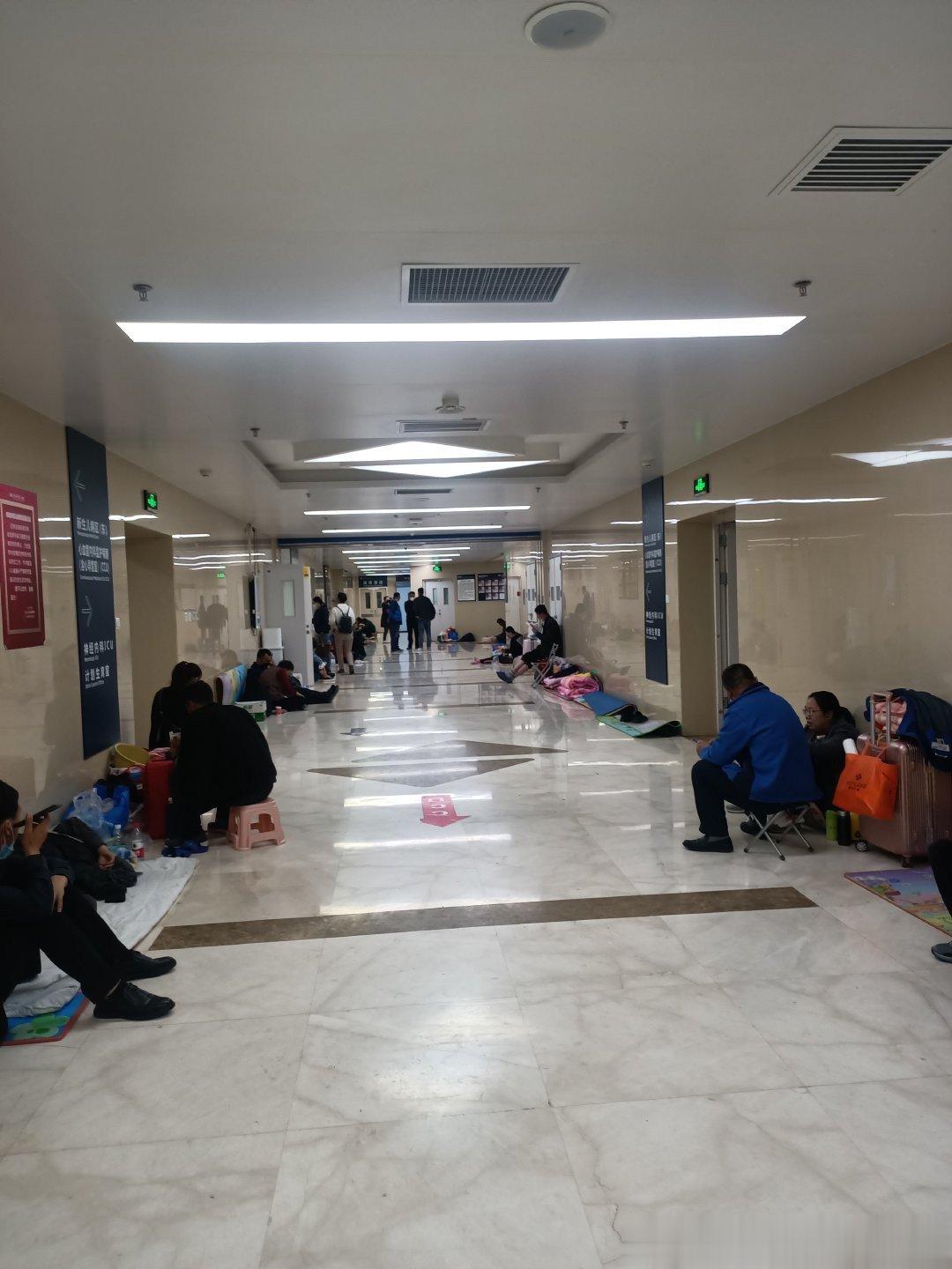现在医院都盖高楼大厦，却很少真正为病人和家属设身处地的做些事情。看看手术室外，I