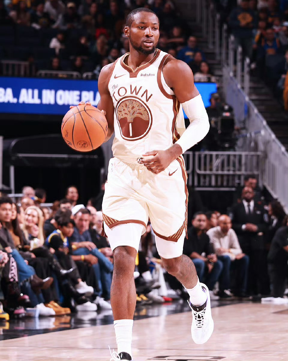 交易保护期还是？随着第四节末尾科尔把希尔德换上场后，本场比赛库明加是唯一不在伤病