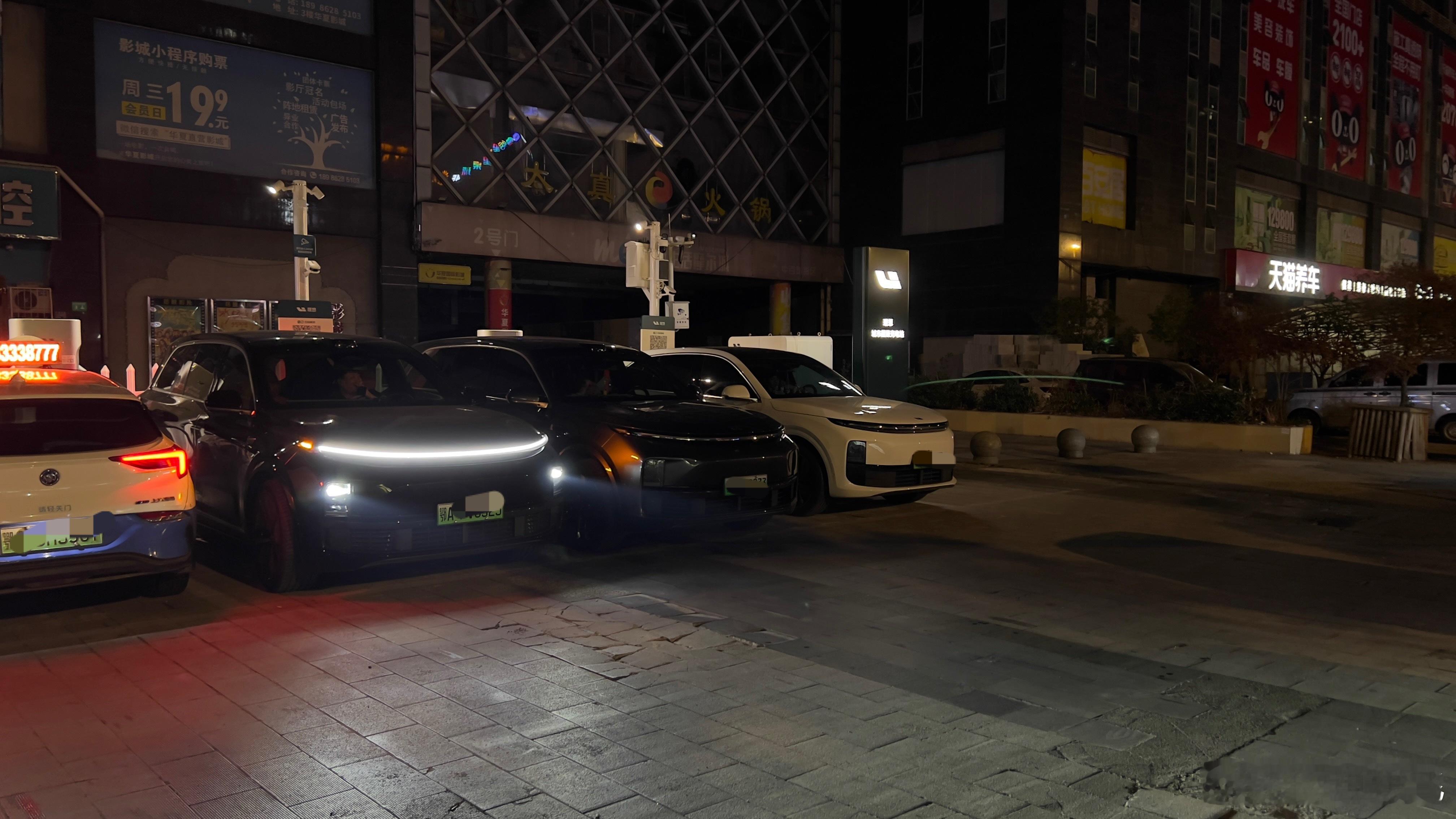 半夜正好路过家附近理想充电站，好几辆理想L系列在充电[允悲]i8马上出来，充电桩