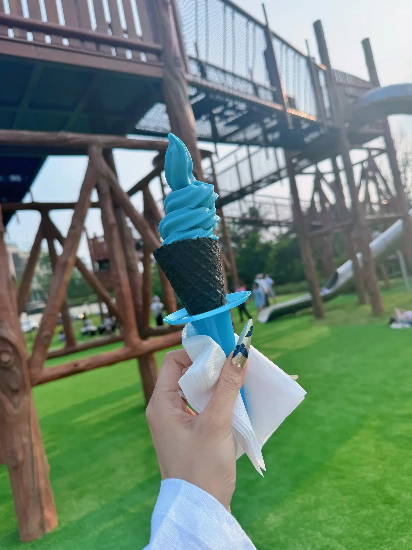自己救自己的唯一方式就是参与进自己的生活，穿漂亮的衣服，享受快乐和美食...