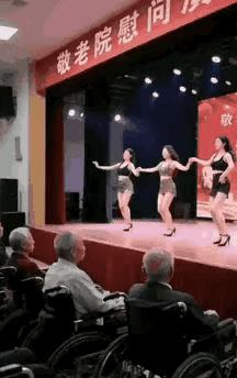 敬老院的演出一开场，大爷大妈就坐不住了。
锣鼓一响，手机举得比年轻人还高。
扭秧