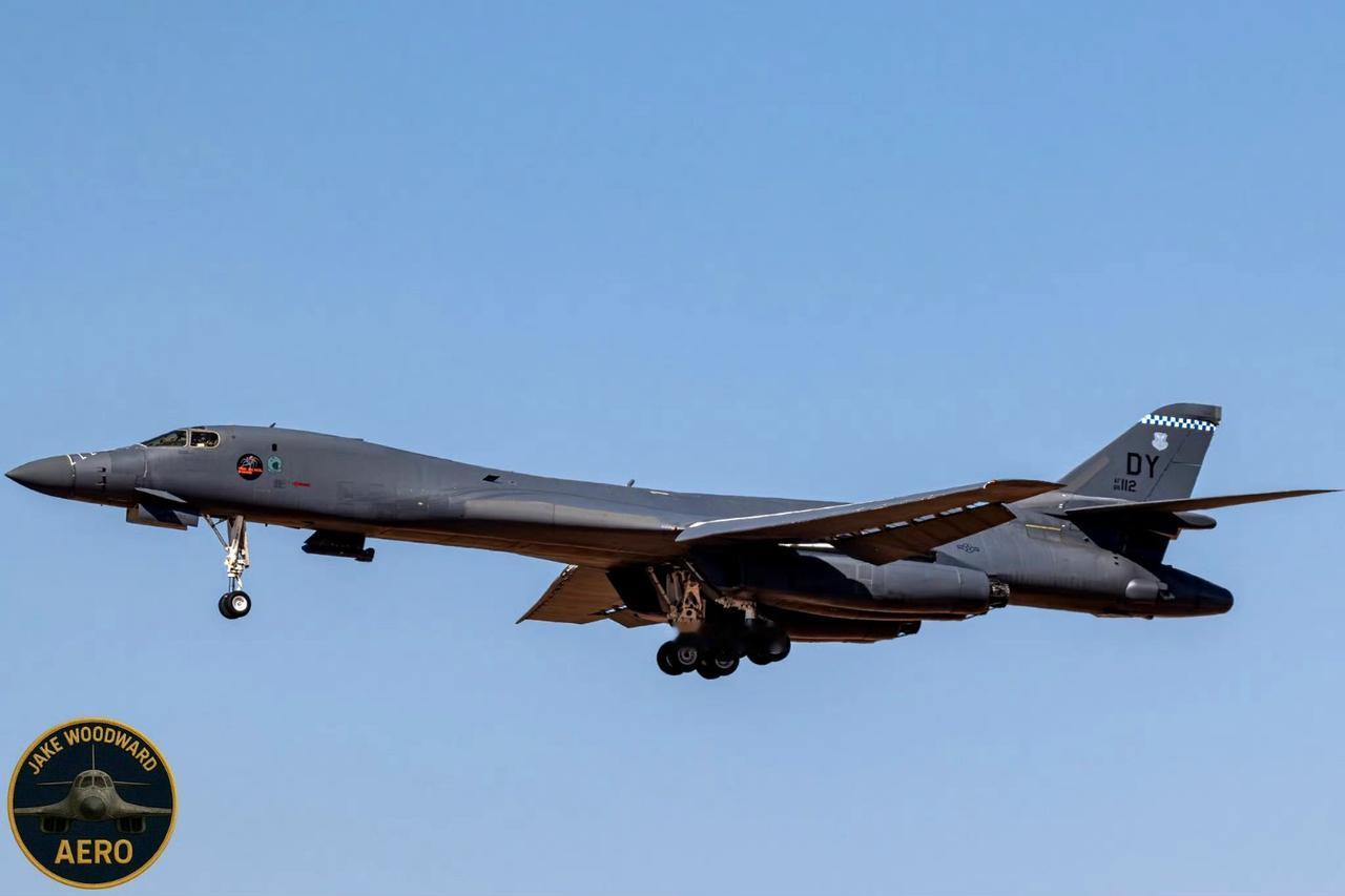 战机欣赏：分享一组B-1B“枪骑兵”轰炸机照片。该机处于着陆状态，机翼展开，起落