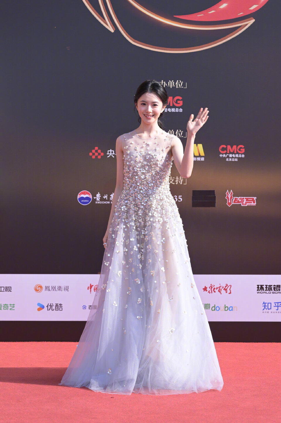 刘浩存生图美成这样 天啊刘浩存这生图是开了什么美颜外挂吗！红毯上眼睛亮得像藏了小