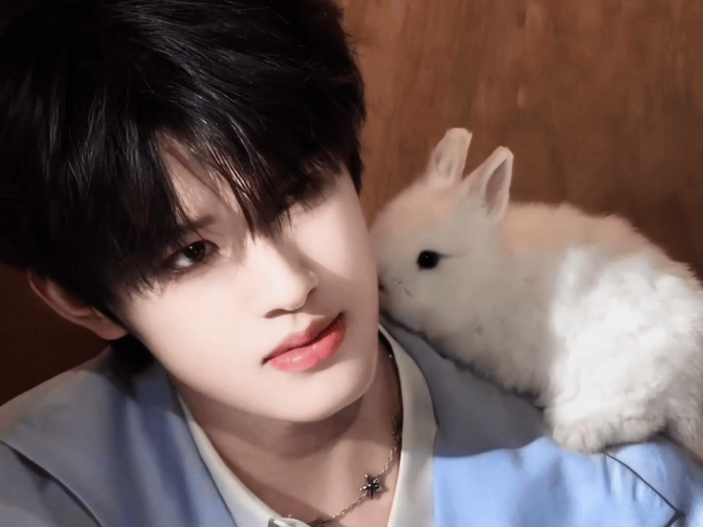 赵丽颖站姐发了张极 愚人节站姐团建也太有爱了，赵丽颖站姐突然发了张极的照片，照片