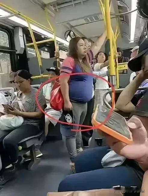 凤姐成功把自己养成和美国人
一样的身材