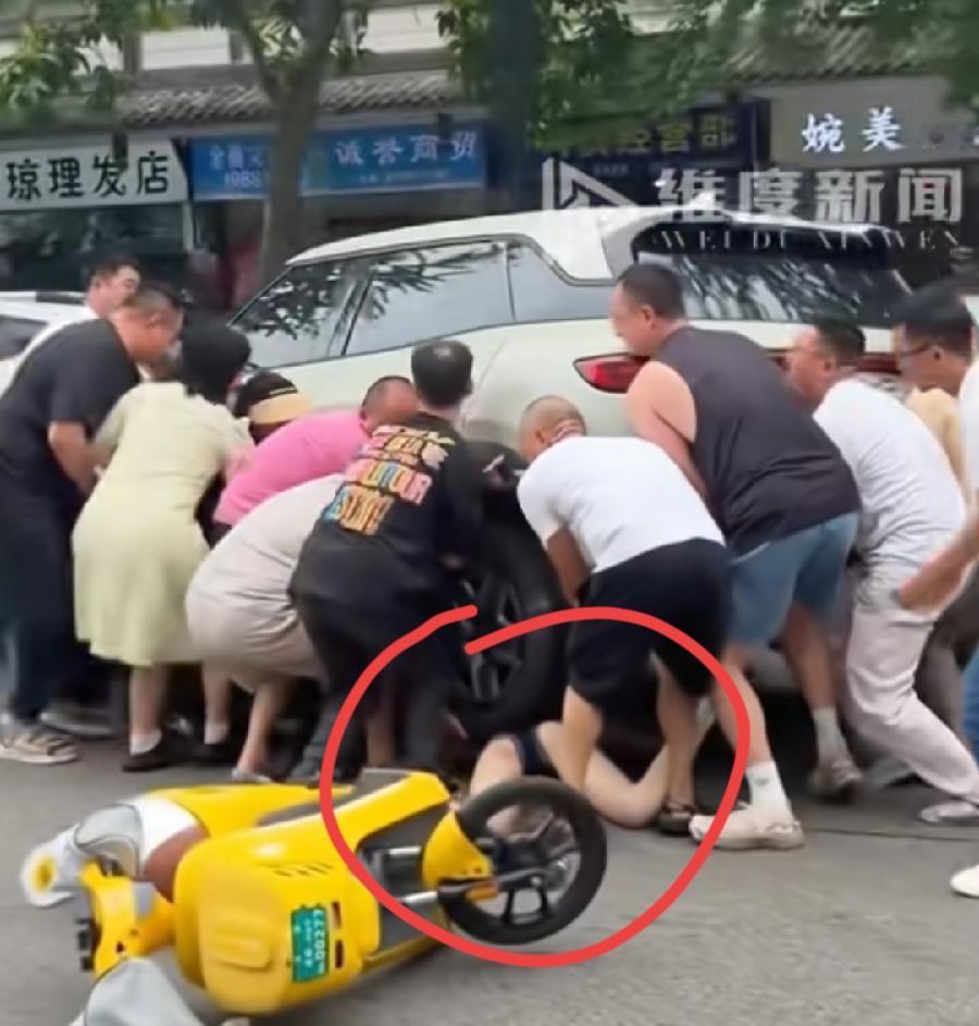 邛崃女孩被压车底众人抬车成功救出！
还好不是太重的小型suv，女孩只是半身被压，
