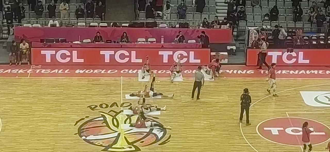 中国女篮中锋的未来在哪里?女篮姑娘们早早来到赛场，都在练三分球，很准的。
张子宇