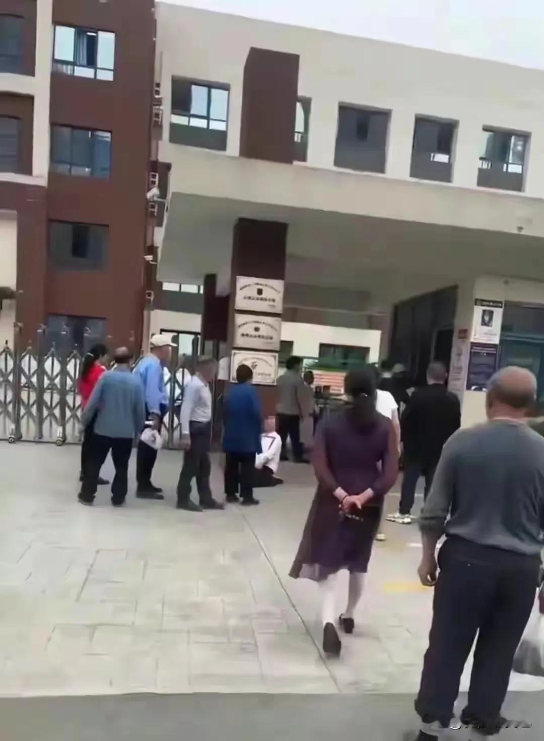 两方的不作为，导致小学生身亡，实在痛惜！
近日在湖南一小学发生了一起令人痛惜的事