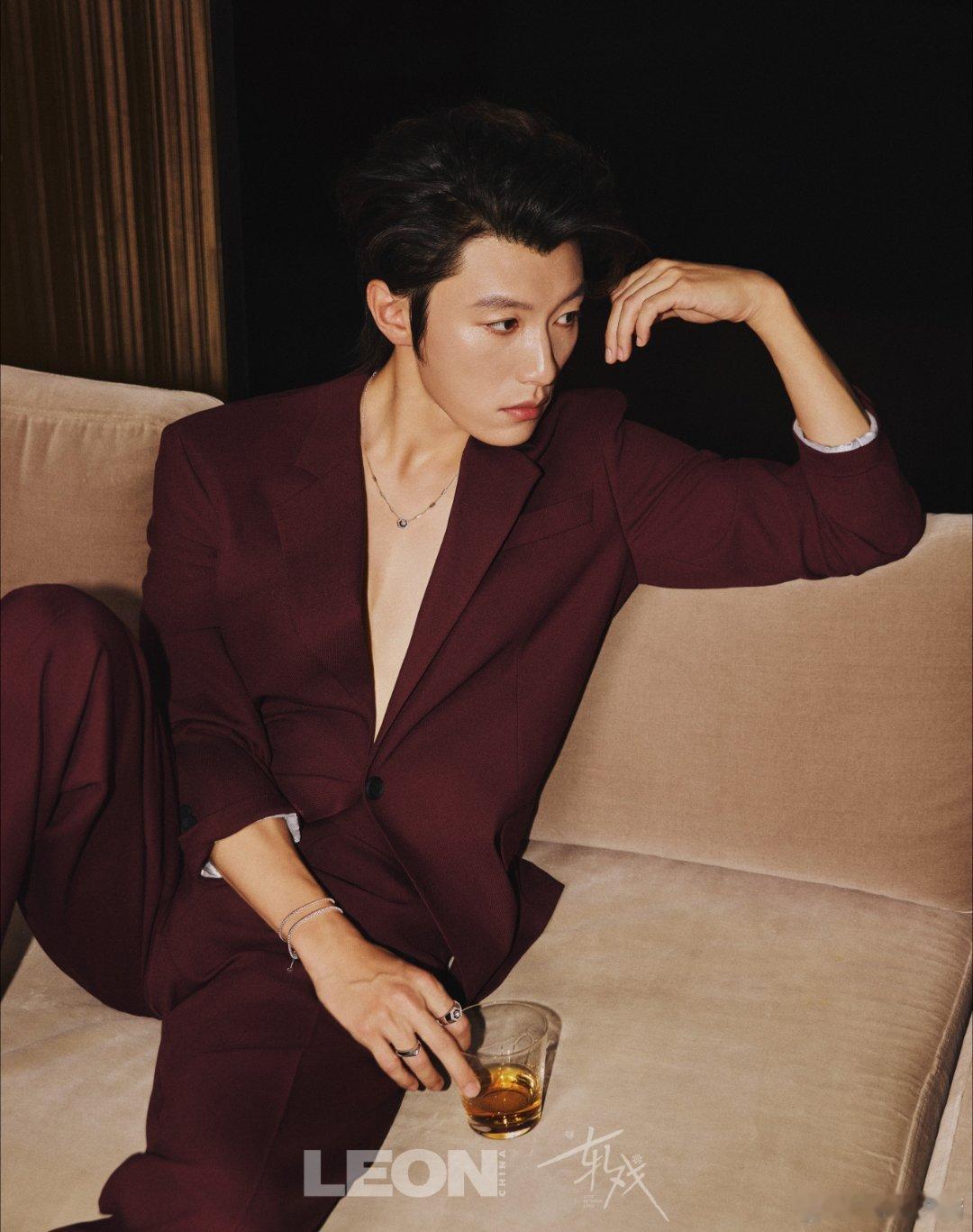 金丝眼镜框住暮色，指尖在光影里织网，白衬衫是未拆封的月光。玫瑰在掌心跳跃成燎原星