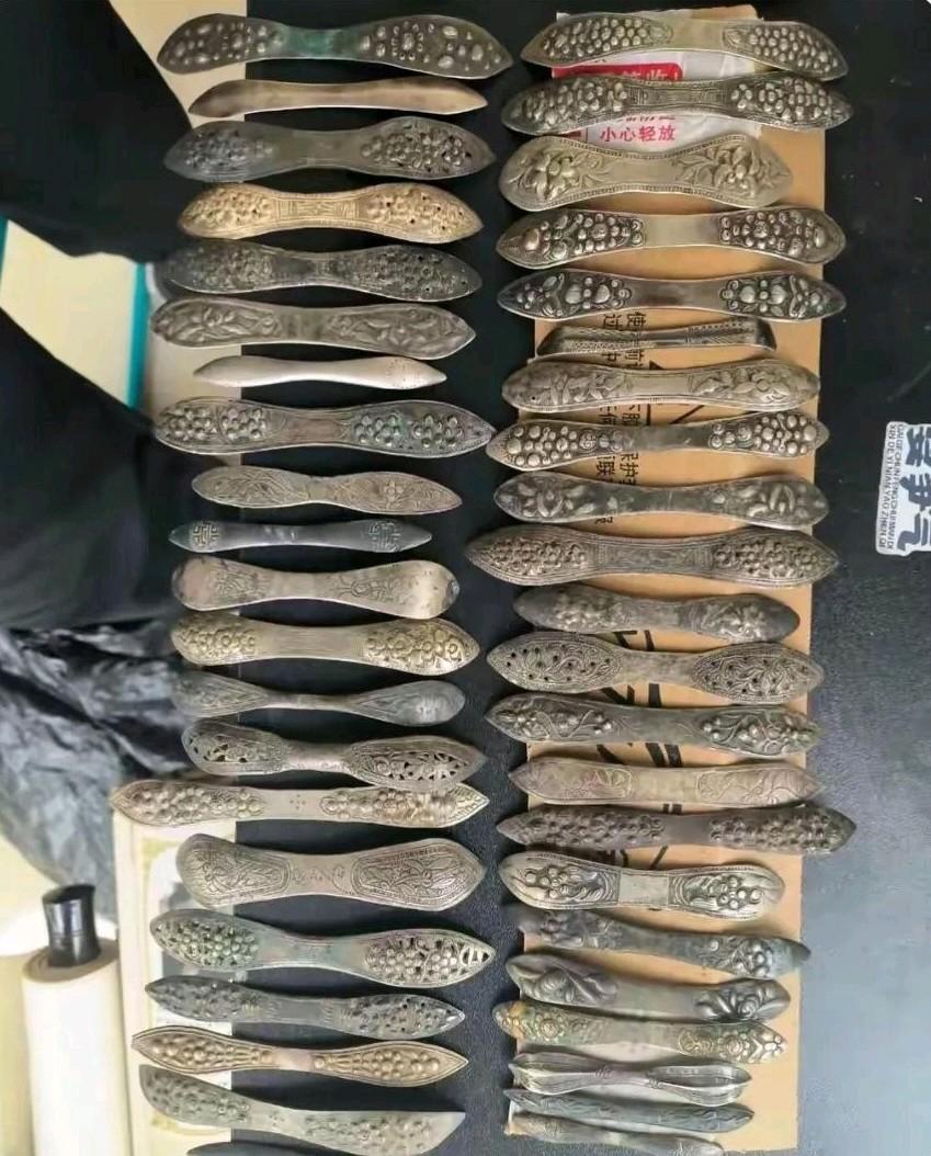 能认出这物件的人怕是没几个了。这是从奶奶柜子里翻出来的，听说是她当年出嫁时的陪嫁
