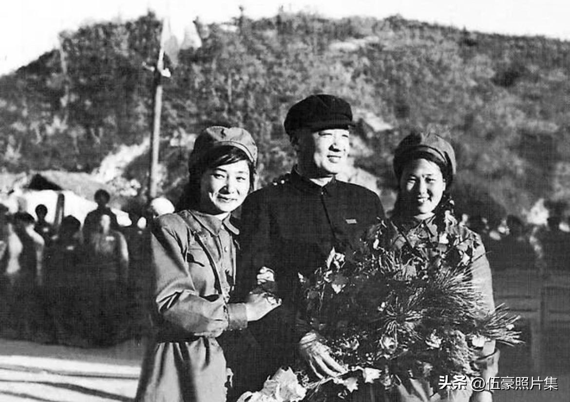 1953年10月，由贺龙总团长率领的第三届中国人民赴朝慰问团奔赴朝鲜，深入前线、
