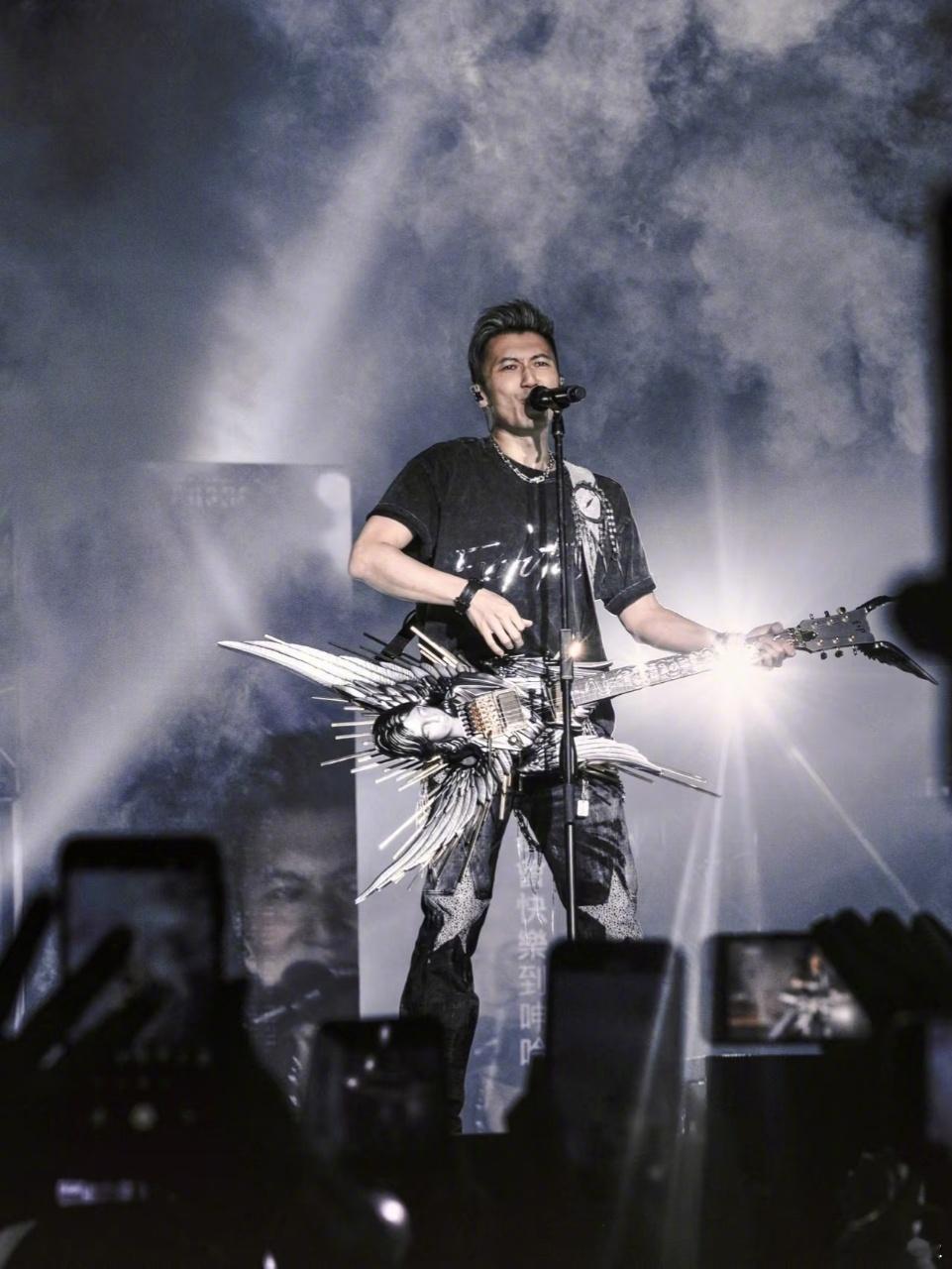 谢霆锋不作秀只做show 香港，杭州，广州，重庆，每一站都秒罄的含金量谁懂啊，还