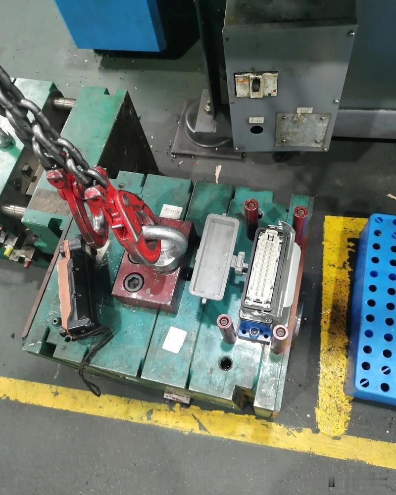 车间里找遥控器，差点把房顶掀了！

今天一号车间模具换型急需行车，师傅使用后随手