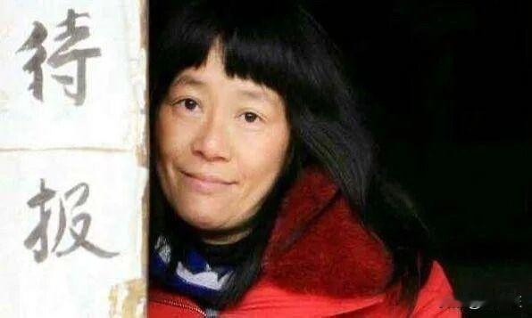 春色
文/余秀华
眼巴巴地看着：爱着的人与另外的人交杯换盏
他们从汉江上行，一路