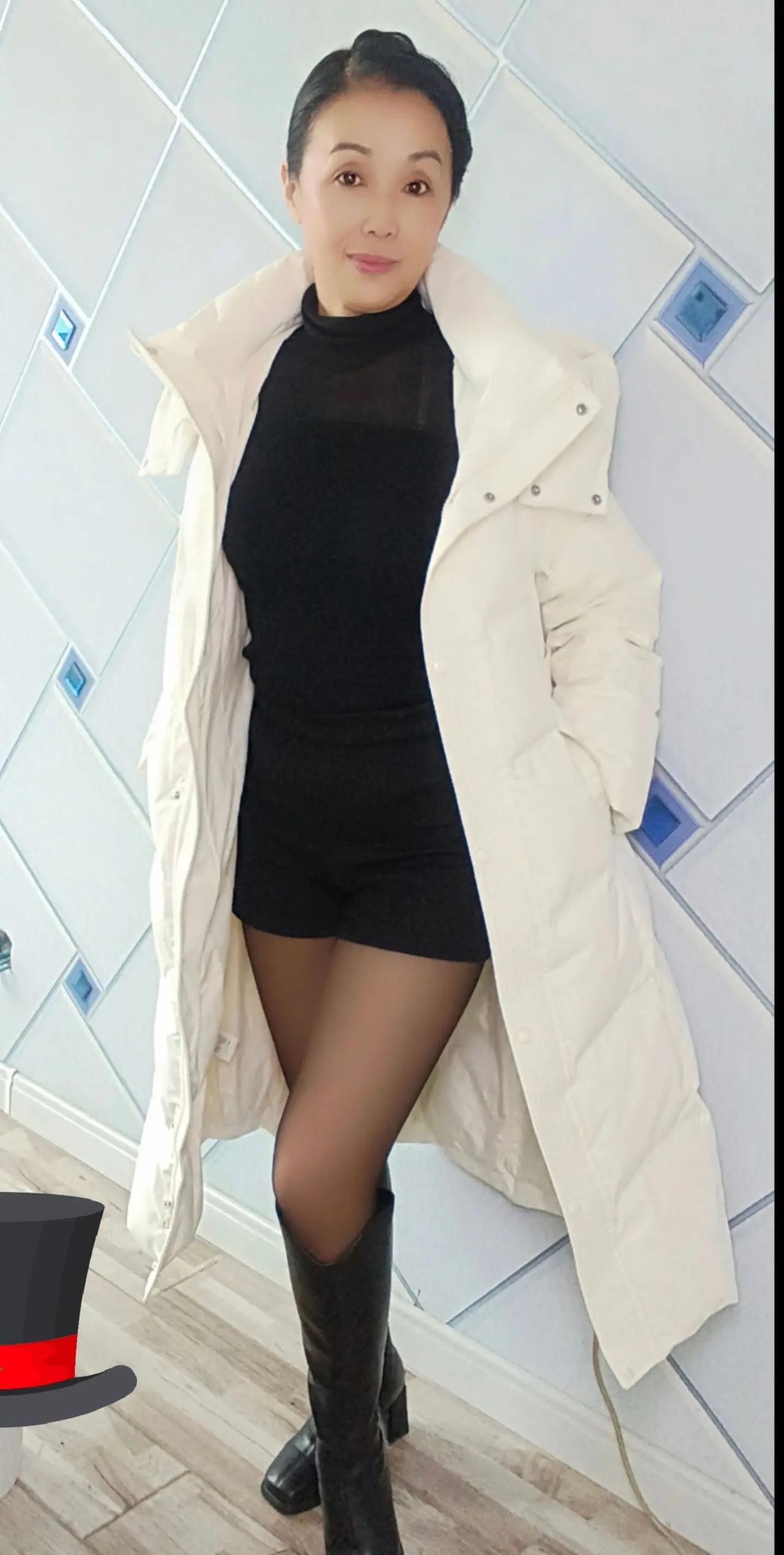 冬日穿搭指南：保暖与时尚并存，黑色内搭+白色羽绒服，尽显简约优雅！🌟👗🧥?