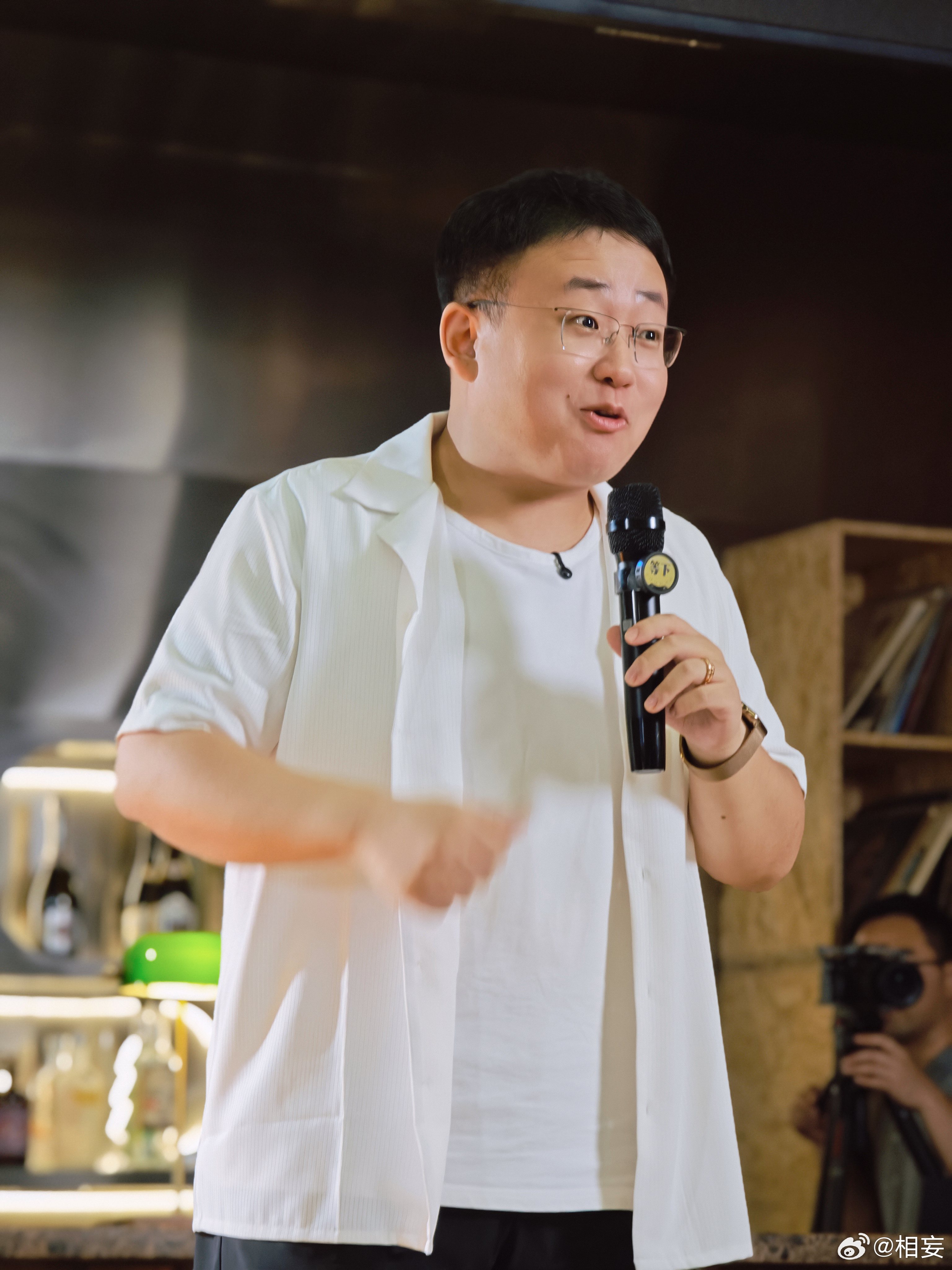 昨晚录制了《等下！我还得理解理解》第二期感谢三位嘉宾：【纪录片导演】王二【《等下