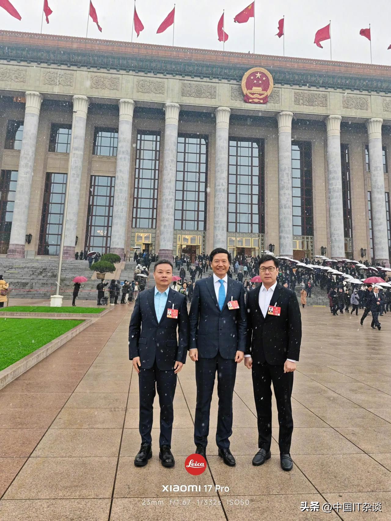 2026年全国两会，雷军、何小鹏、姚劲波合影。果然都很帅！