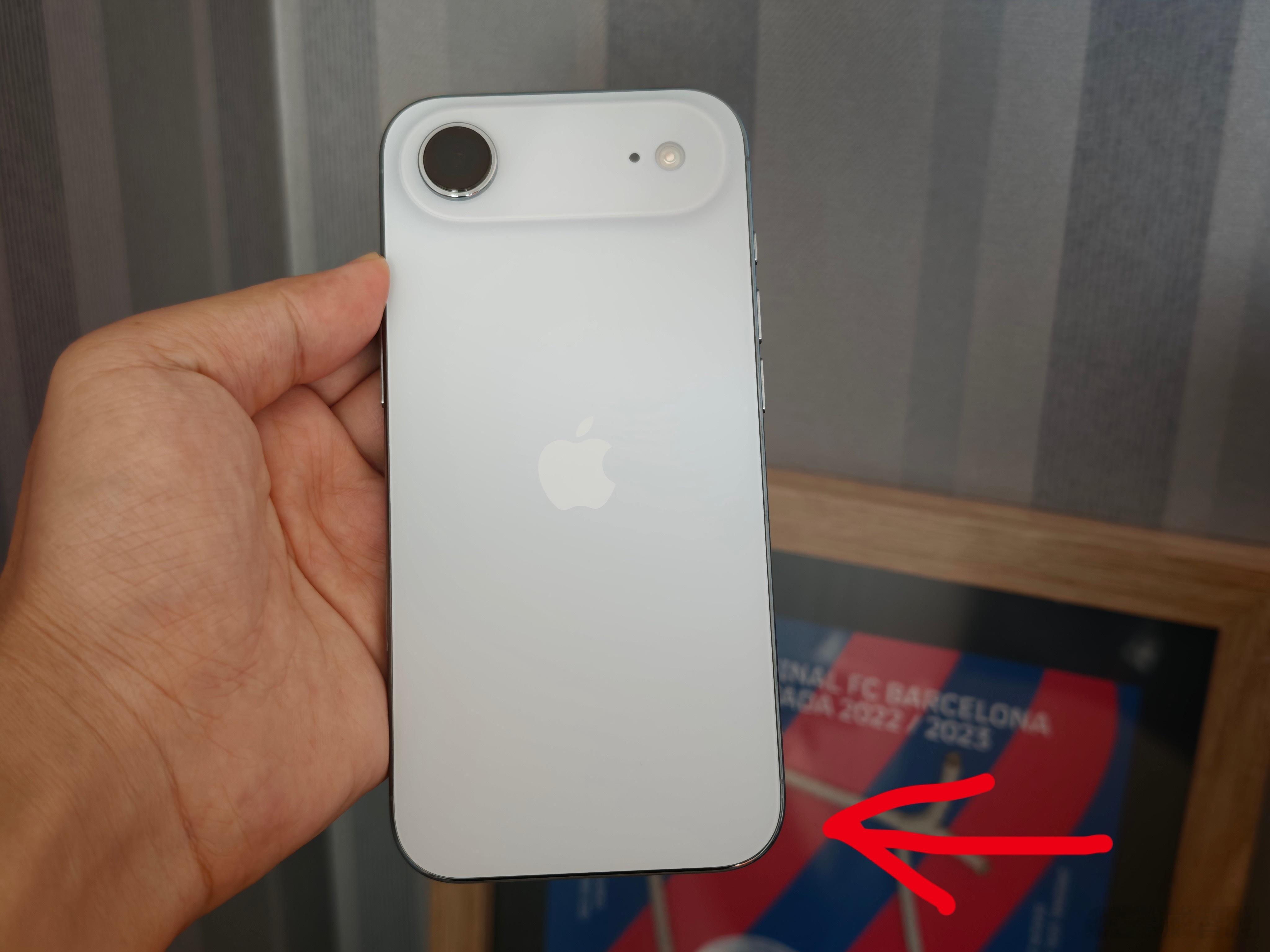 前几天晚上吃饭桌面是斜的，iPhone Air首摔，大概1.5m一个角落地瓷砖地