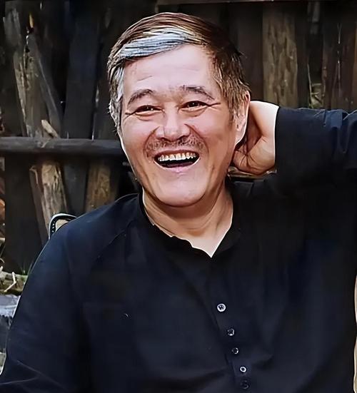 赵四直播含泪揭秘！看似赚尽红利的赵本山，实则为百余名徒弟负重前行✨
 
赵四说：