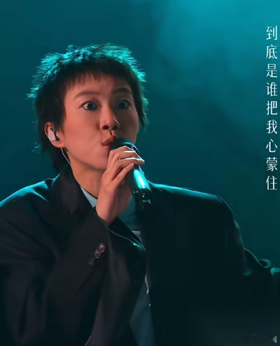 窦靖童歌唱的好不好听， 我不评价， 但是有一点不可否认，那就是她唱歌喜欢瞪眼睛。