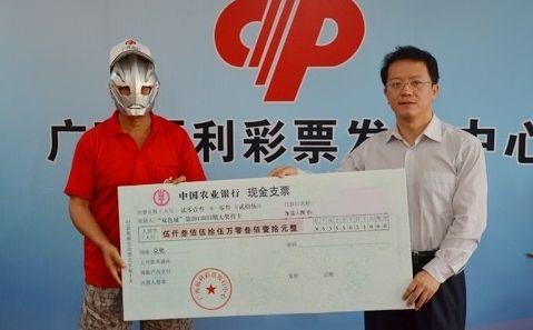 一位在彩票中心工作的朋友告诉我，如果中了一千万，彩票中心不会强制性要求你捐款，但