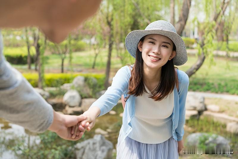 很多女人说，如果朱女士的事情得不到好的结果，以后谁的女儿还敢结婚呢，
说这话的人