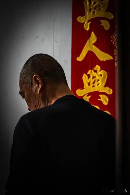 爹死随便埋，娘死等舅来：传统民俗里的深情牵挂
 
常言道“爹死随便埋，娘死等舅来