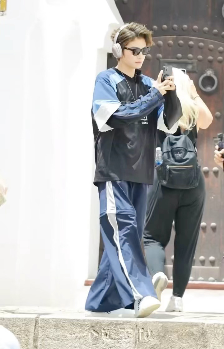 丁禹兮360度的自拍当初中餐厅路透就看到潮男小丁报备中，这真是360度无死角的帅