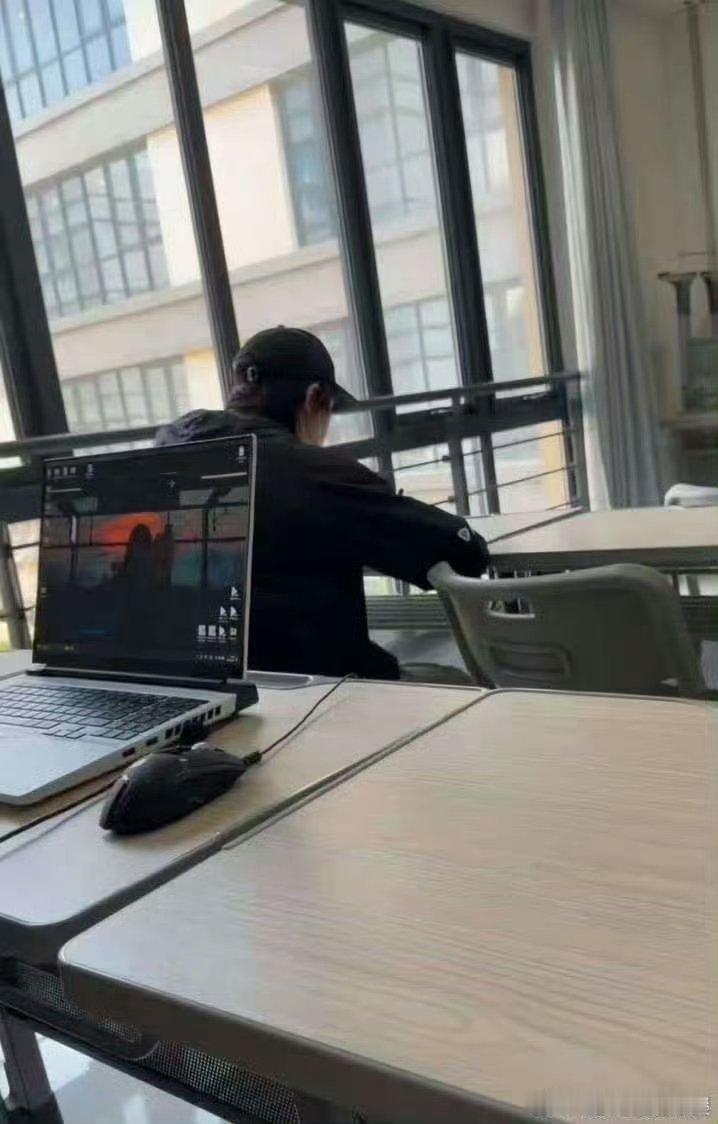 网友遇到宋亚轩写作业了在中戏偶遇宋亚轩写作业了有网友在中戏遇到宋亚轩写作业了哈哈