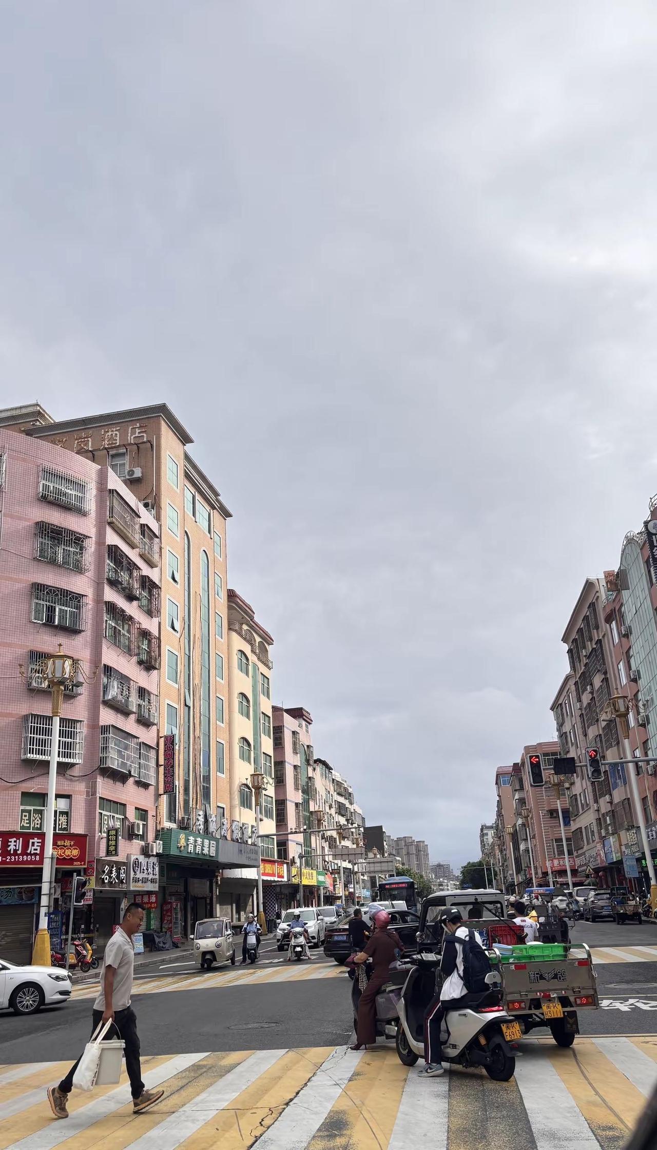 平潭岛县城天气。下了一晚上雨，以为这次的海边之旅泡汤了…早上起来一看🫡天晴了雨