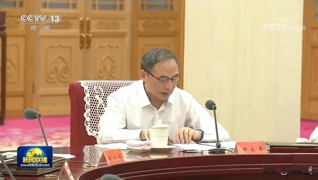 著名学者郑永年教授
在他的新书《中国崛起不可承受之错》中给国人敲响了一记警钟。他