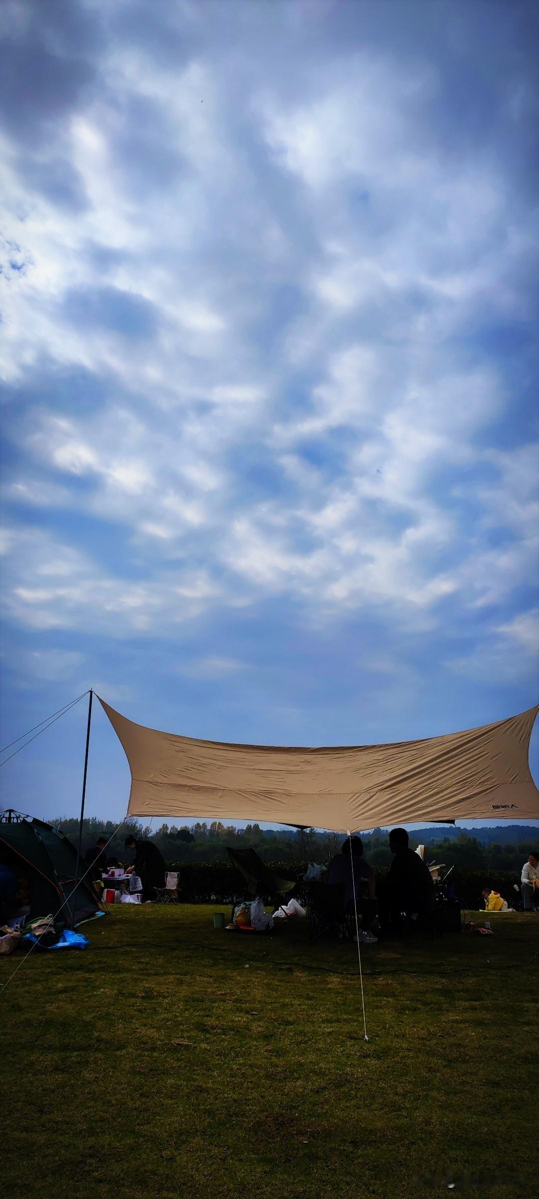 一句话记录冬日心情汉江湿地公园的草坪很受欢迎，扎帐篷的、支桌子吃喝的，还有撑天幕