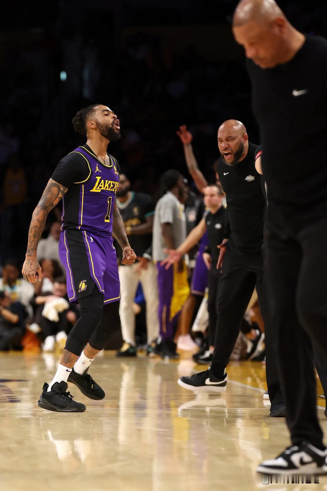 湖人队关键时刻最佳三分射手：

1.德安吉洛·拉塞尔：40% (6/15)
2.