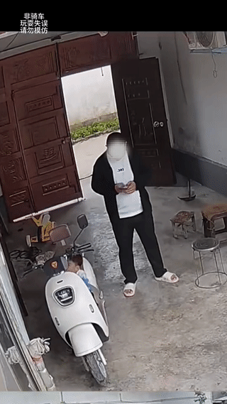 这个家长也是一个人才！
电动车为什么不拔钥匙？
让孩子随便站在车上玩耍，不出事儿