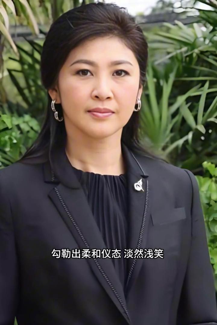 英拉温柔又从容，利落简约的穿搭。素净淡雅的妆容勾勒出柔和仪态，淡然浅笑，气韵温润