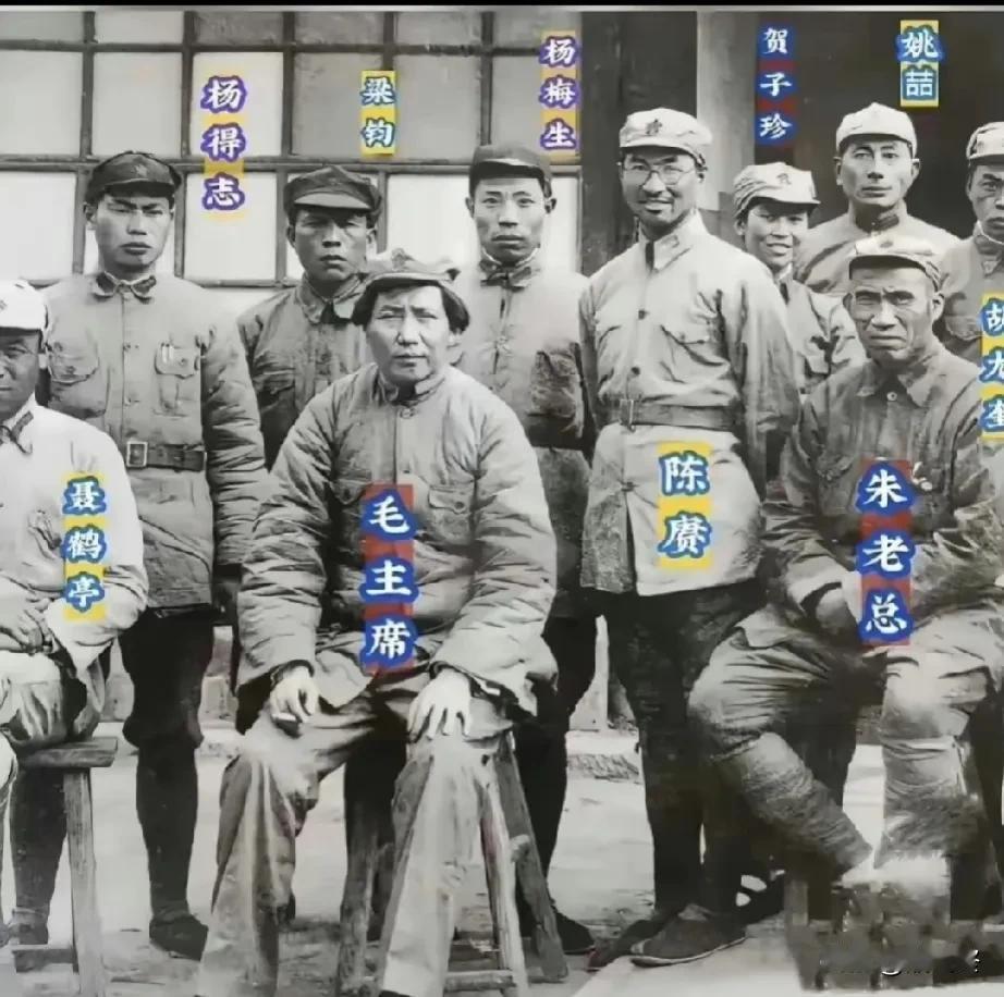 1936年，吴起镇。刚到陕北不久的伟人，每人脸上都是深深的疲惫。#历史回眸#