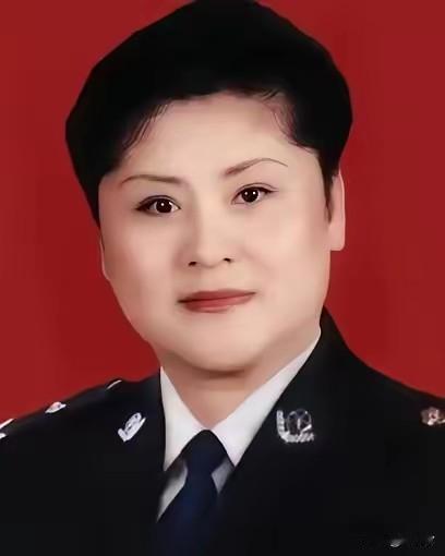 1988年，女警王玉荣结束卧底任务未换警服，遭两名壮汉强行塞进出租车，脖子被歹徒
