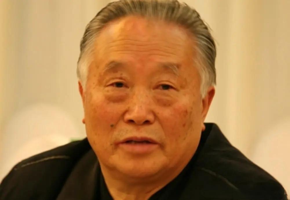 1976年9月9日，当一男子得知毛主席逝世后，当即便拿起了剪刀直接冲向了毛主席的