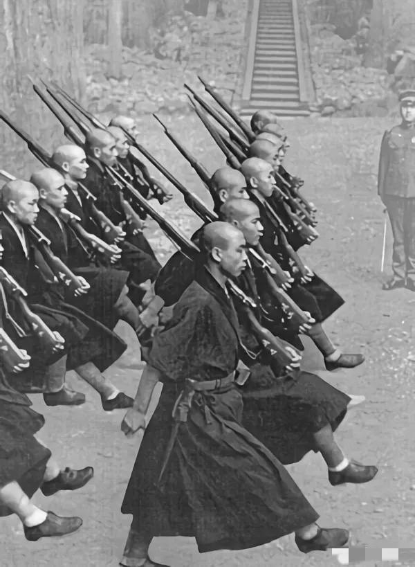 1938年，日本九州，一群全副武装的僧人正在教军场上练习队列。这些僧人平日里投入